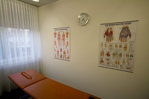 Einzelbehandlungsraum mit Behandlungsliege  